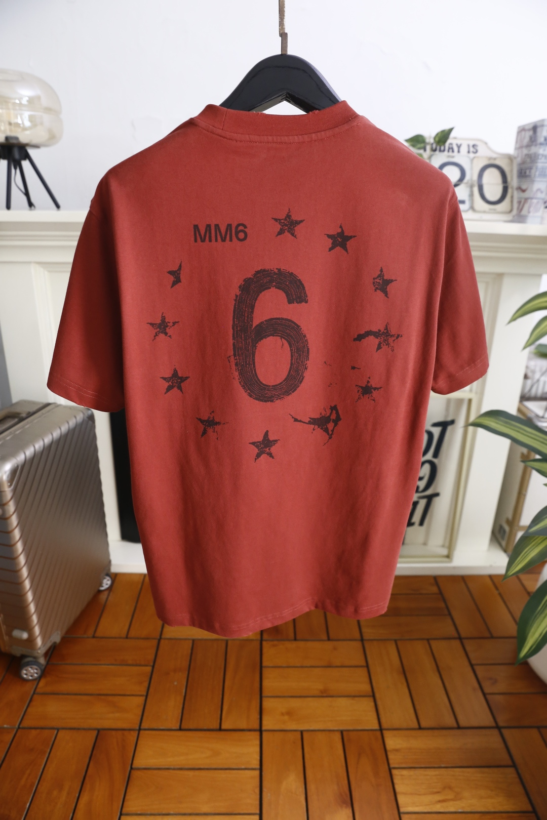 🔥马丁马吉拉.26夏季新品！时尚男士宽松百搭短袖圆领T恤，整体宽松版型简约利落，领口做工规整。胸前印有品