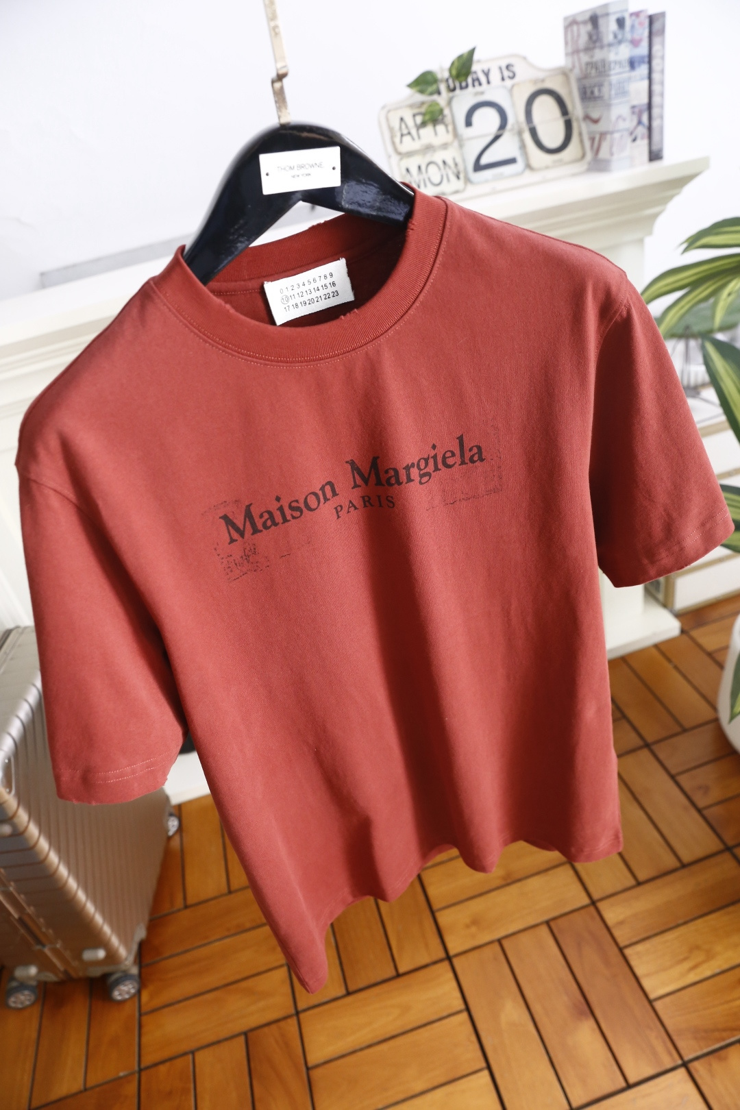 🔥马丁马吉拉.26夏季新品！时尚男士宽松百搭短袖圆领T恤，整体宽松版型简约利落，领口做工规整。胸前印有品
