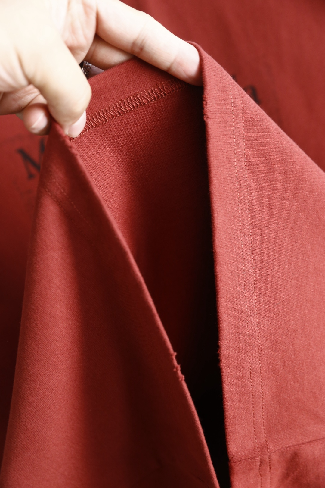 🔥马丁马吉拉.26夏季新品！时尚男士宽松百搭短袖圆领T恤，整体宽松版型简约利落，领口做工规整。胸前印有品