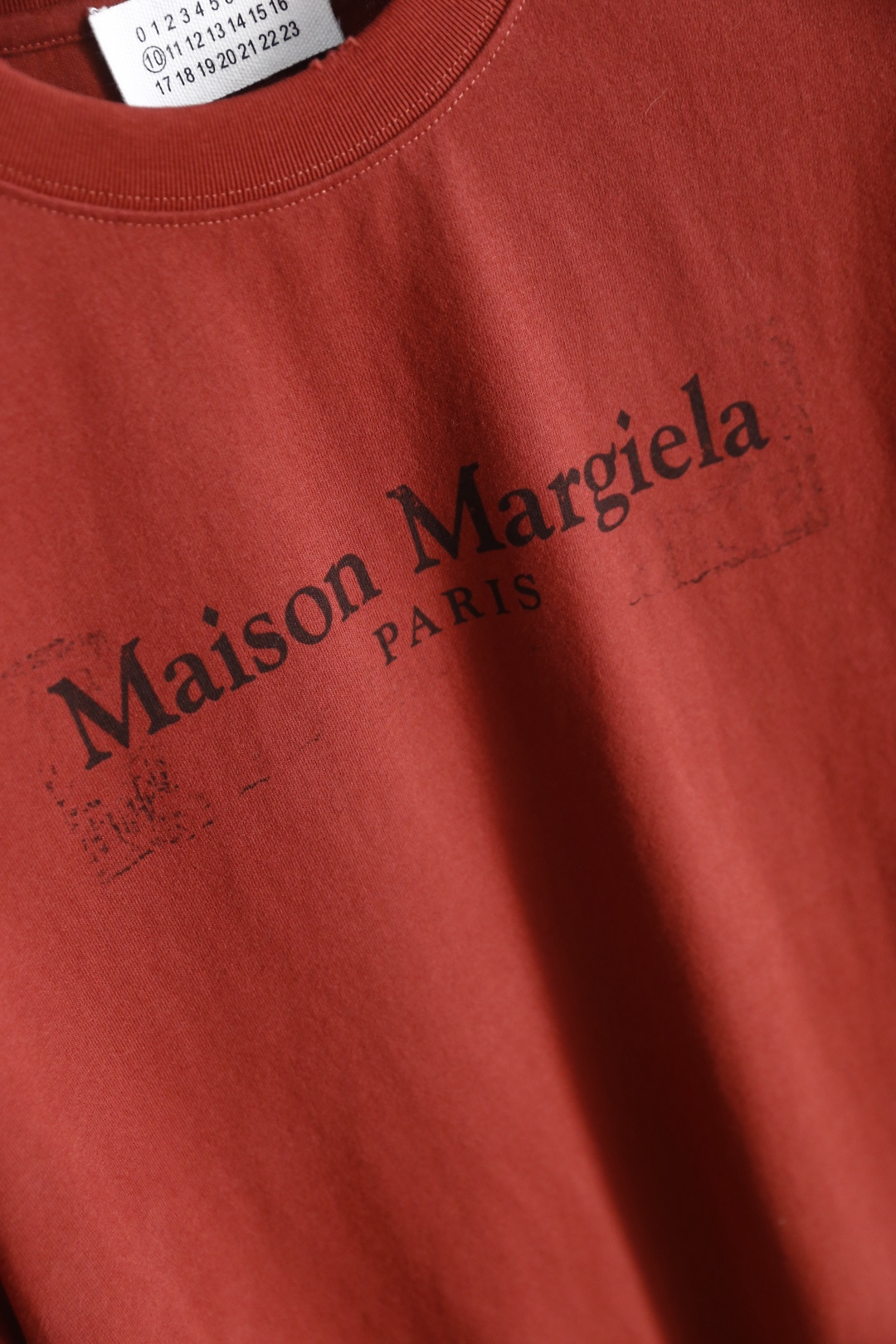 🔥马丁马吉拉.26夏季新品！时尚男士宽松百搭短袖圆领T恤，整体宽松版型简约利落，领口做工规整。胸前印有品