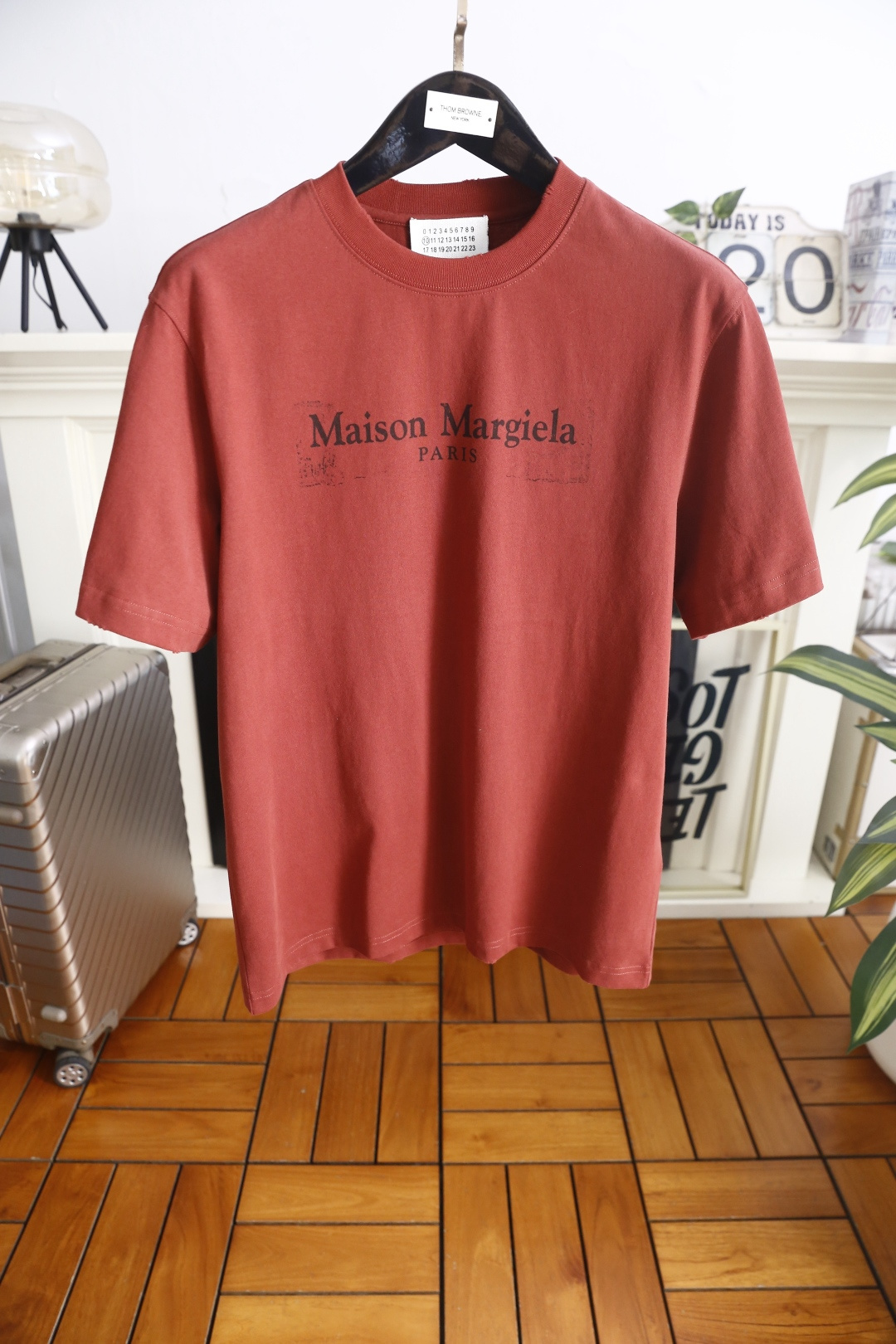 🔥马丁马吉拉.26夏季新品！时尚男士宽松百搭短袖圆领T恤，整体宽松版型简约利落，领口做工规整。胸前印有品