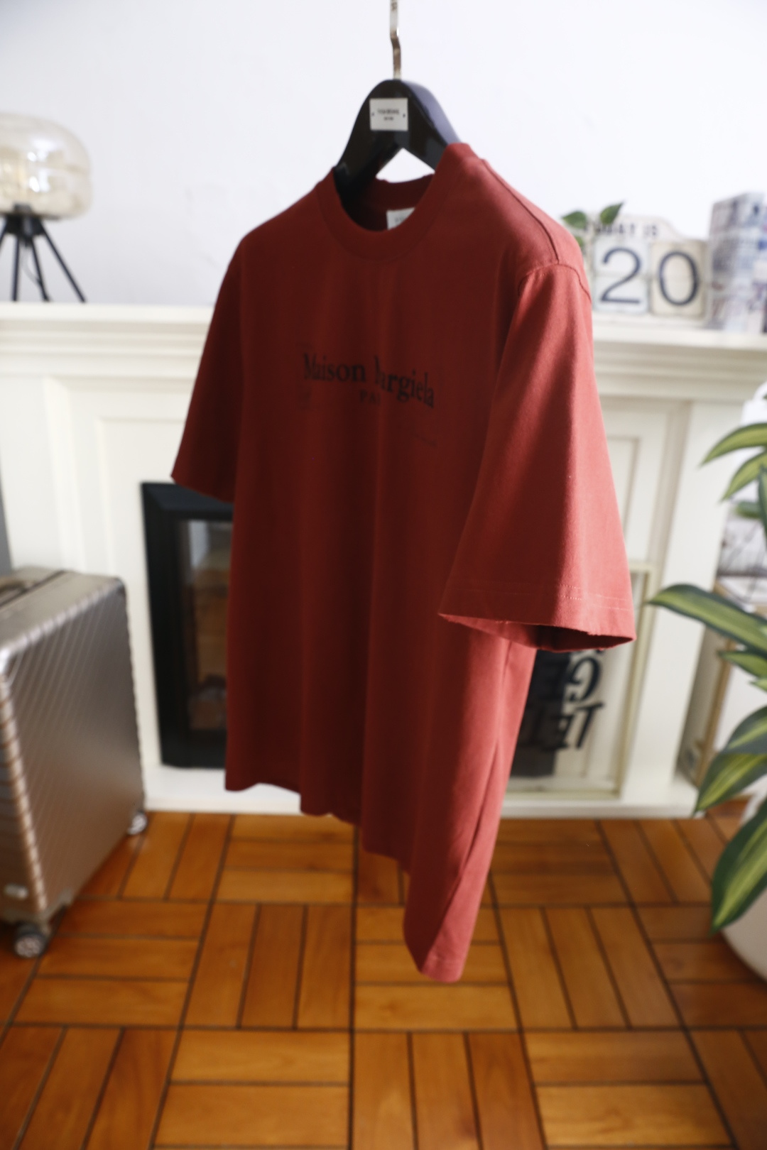 🔥马丁马吉拉.26夏季新品！时尚男士宽松百搭短袖圆领T恤，整体宽松版型简约利落，领口做工规整。胸前印有品