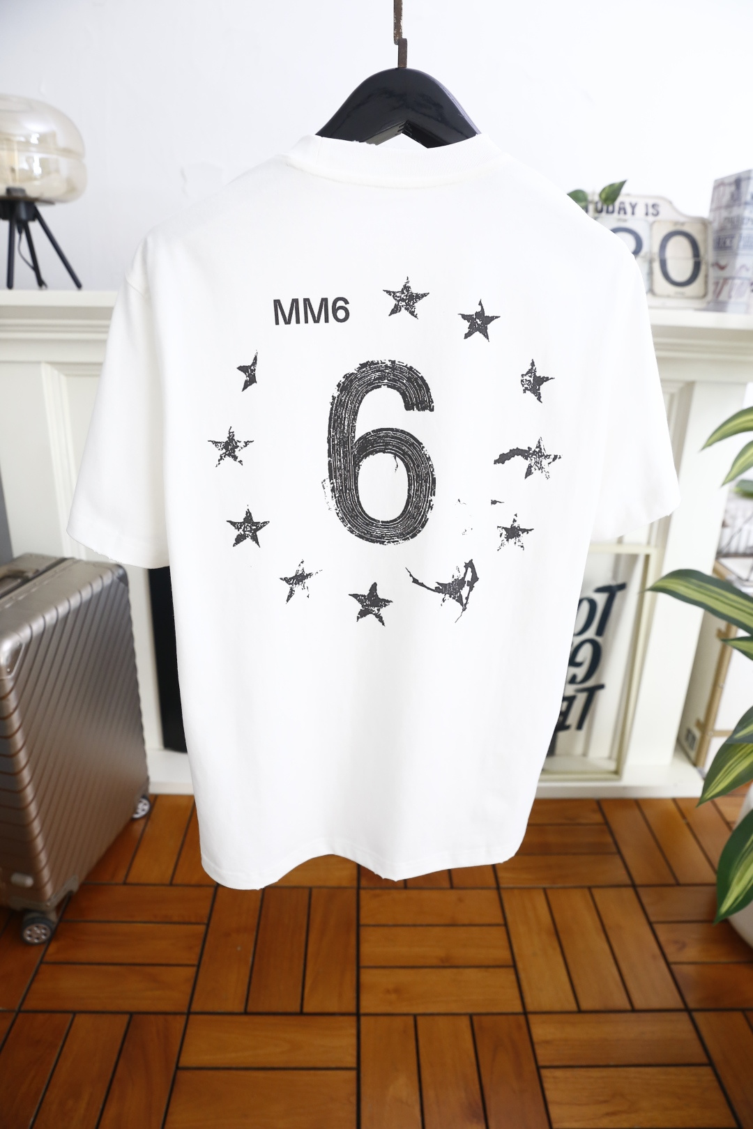 🔥马丁马吉拉.26夏季新品！时尚男士宽松百搭短袖圆领T恤，整体宽松版型简约利落，领口做工规整。胸前印有品