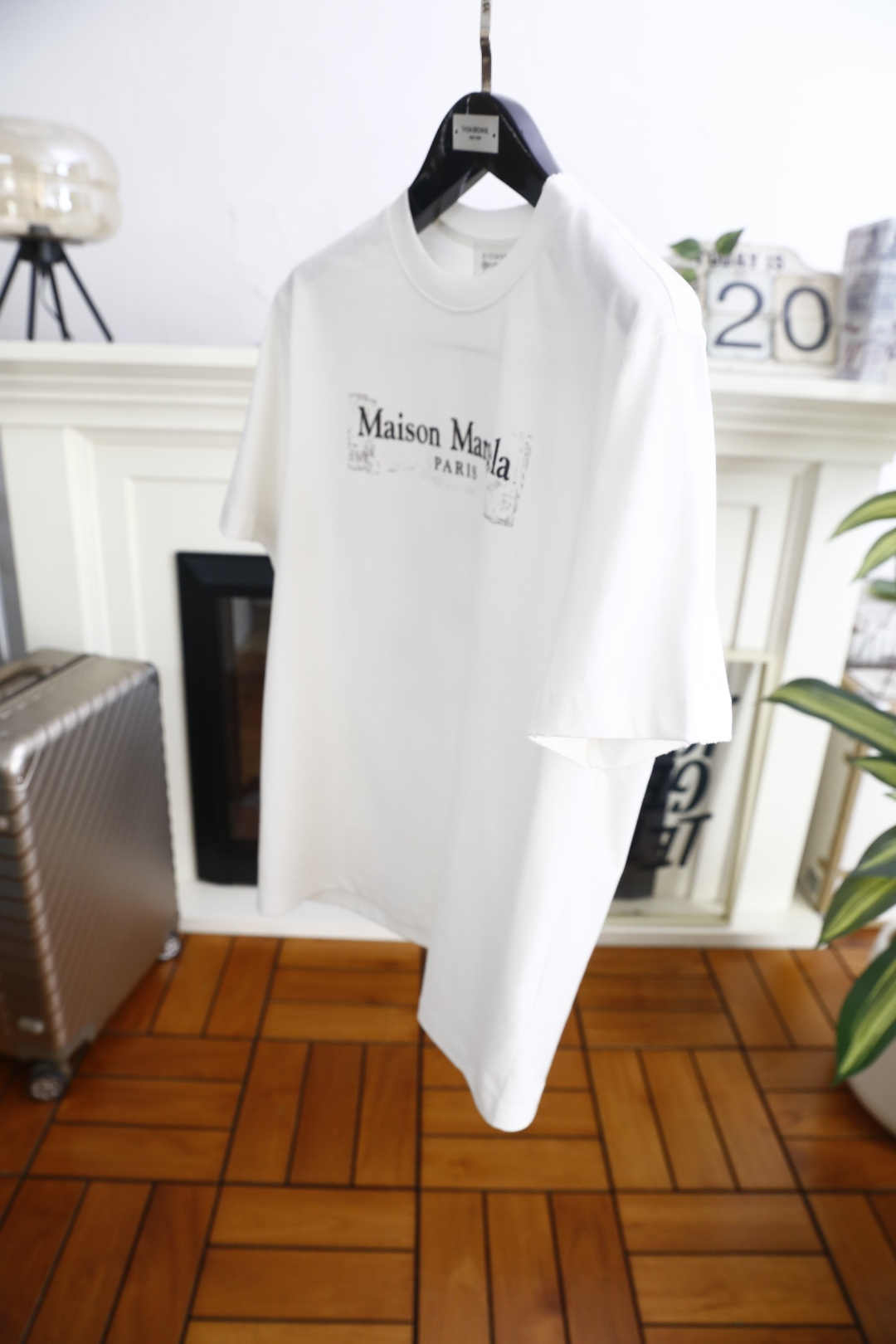 🔥马丁马吉拉.26夏季新品！时尚男士宽松百搭短袖圆领T恤，整体宽松版型简约利落，领口做工规整。胸前印有品