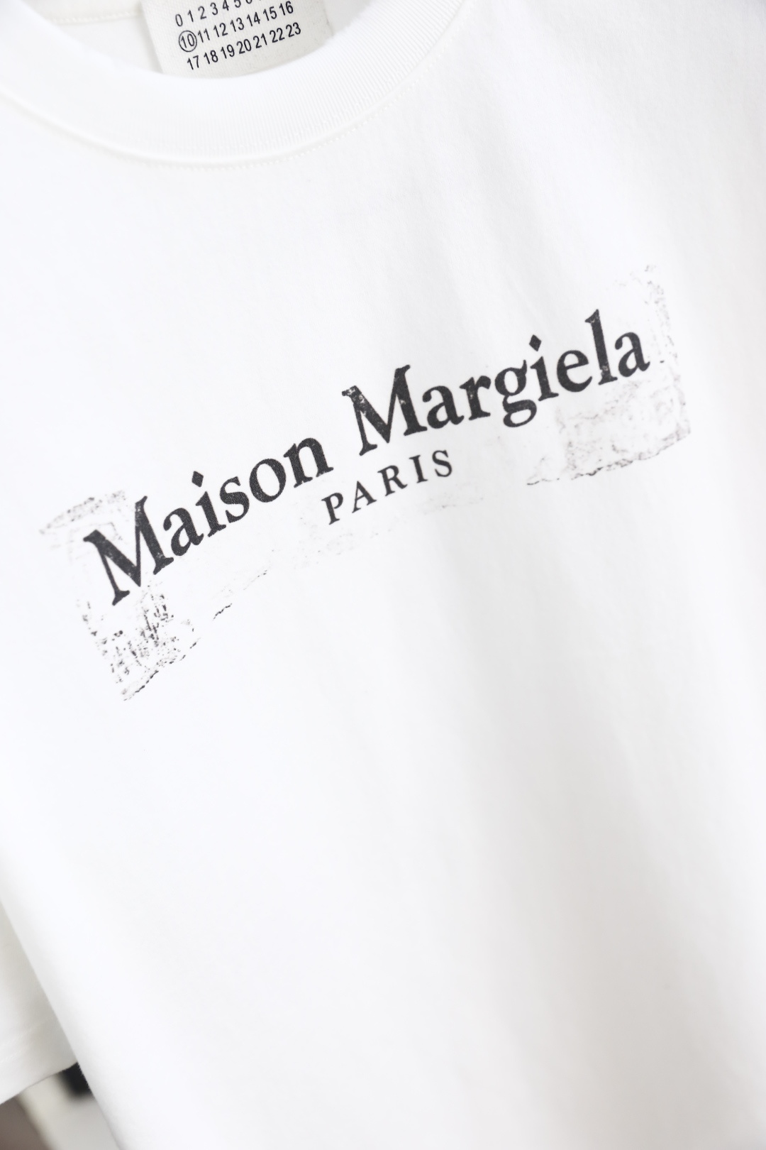 🔥马丁马吉拉.26夏季新品！时尚男士宽松百搭短袖圆领T恤，整体宽松版型简约利落，领口做工规整。胸前印有品