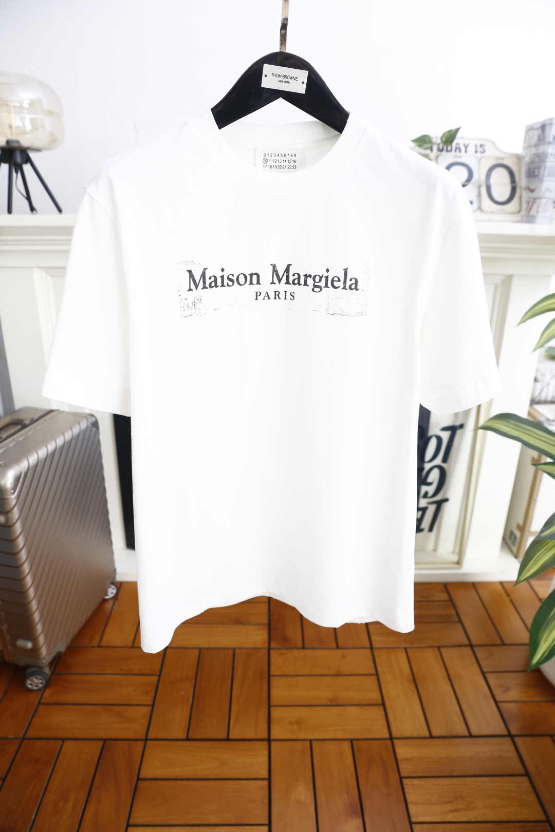 🔥马丁马吉拉.26夏季新品！时尚男士宽松百搭短袖圆领T恤，整体宽松版型简约利落，领口做工规整。胸前印有品