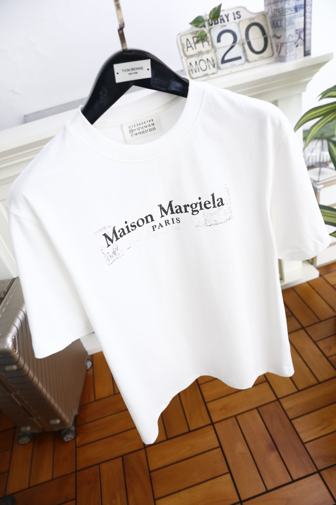 🔥马丁马吉拉.26夏季新品！时尚男士宽松百搭短袖圆领T恤，整体宽松版型简约利落，领口做工规整。胸前印有品