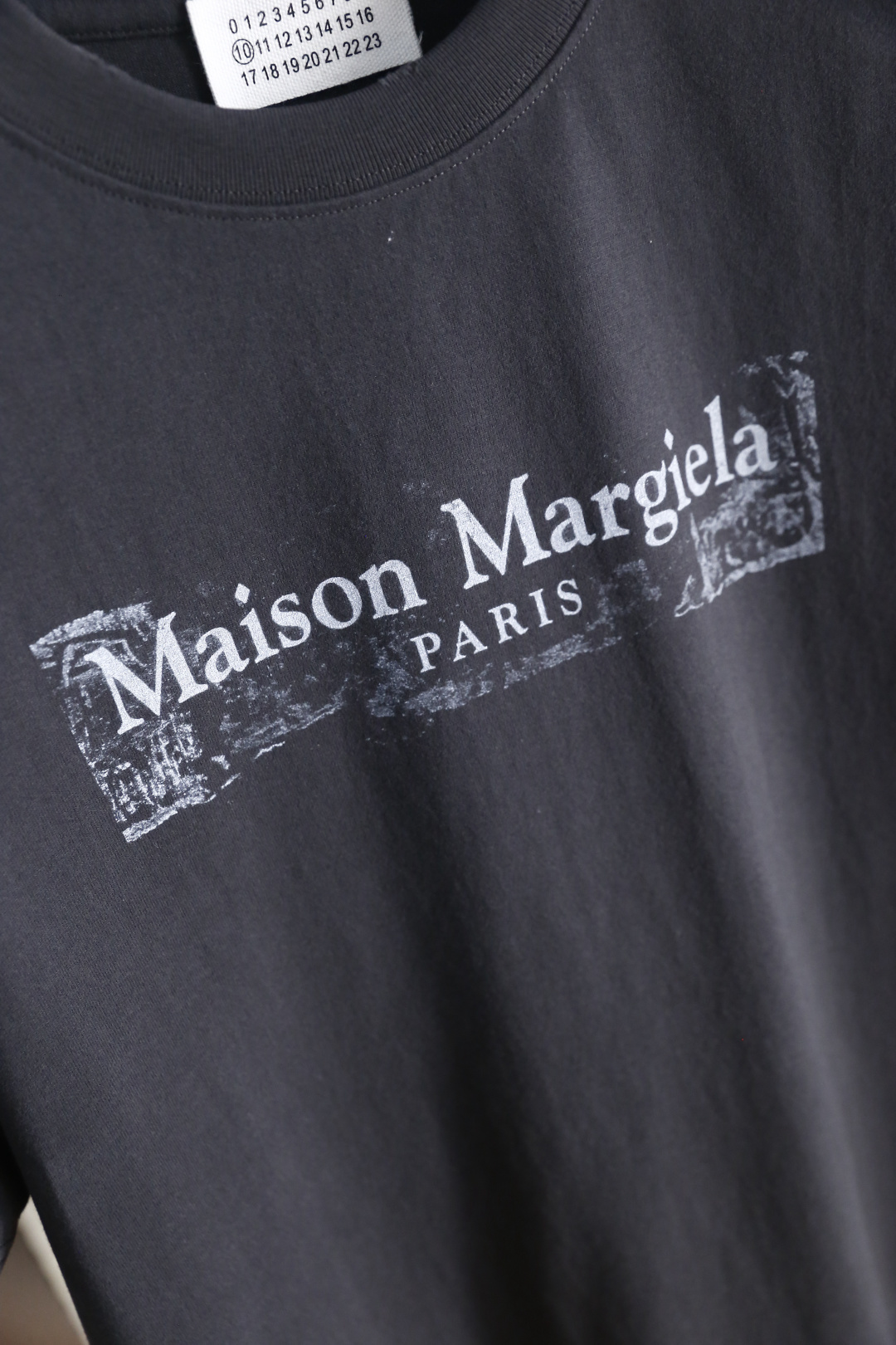 🔥马丁马吉拉.26夏季新品！时尚男士宽松百搭短袖圆领T恤，整体宽松版型简约利落，领口做工规整。胸前印有品