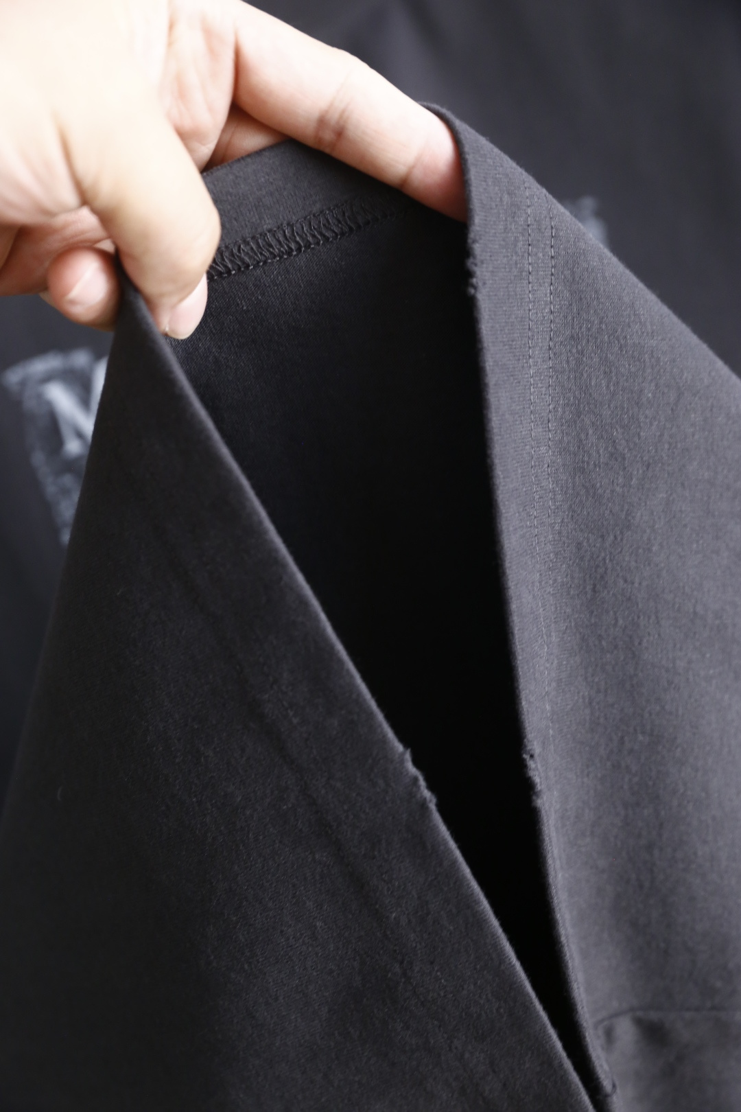 🔥马丁马吉拉.26夏季新品！时尚男士宽松百搭短袖圆领T恤，整体宽松版型简约利落，领口做工规整。胸前印有品