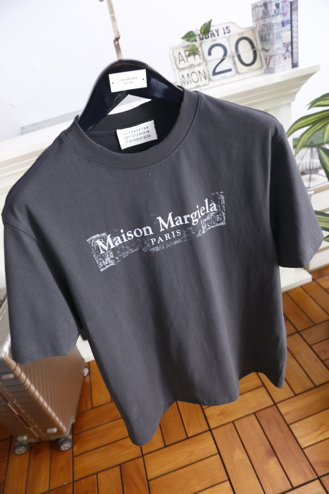🔥马丁马吉拉.26夏季新品！时尚男士宽松百搭短袖圆领T恤，整体宽松版型简约利落，领口做工规整。胸前印有品
