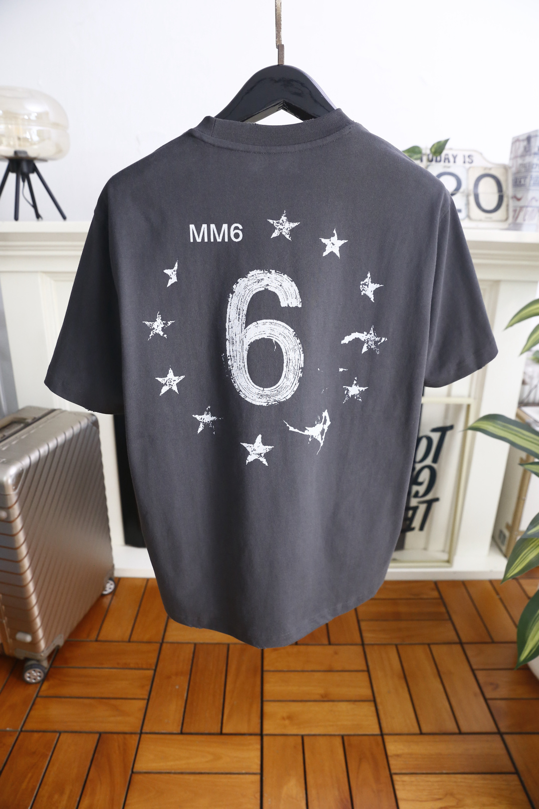 🔥马丁马吉拉.26夏季新品！时尚男士宽松百搭短袖圆领T恤，整体宽松版型简约利落，领口做工规整。胸前印有品