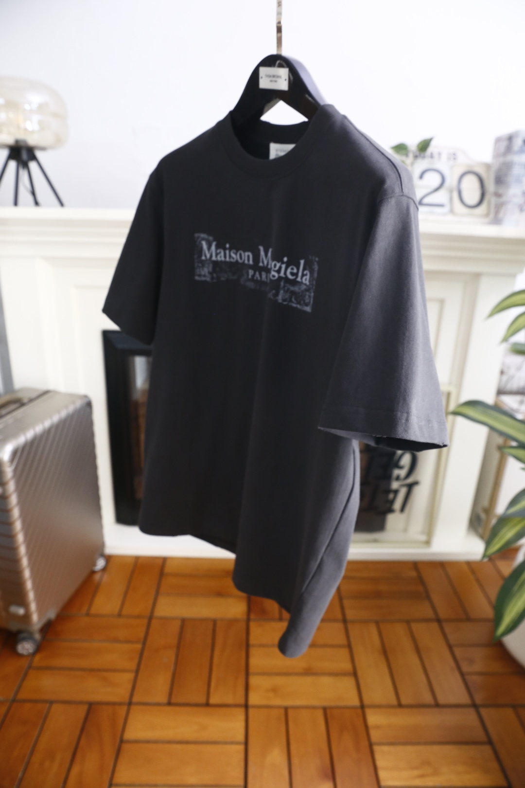 🔥马丁马吉拉.26夏季新品！时尚男士宽松百搭短袖圆领T恤，整体宽松版型简约利落，领口做工规整。胸前印有品