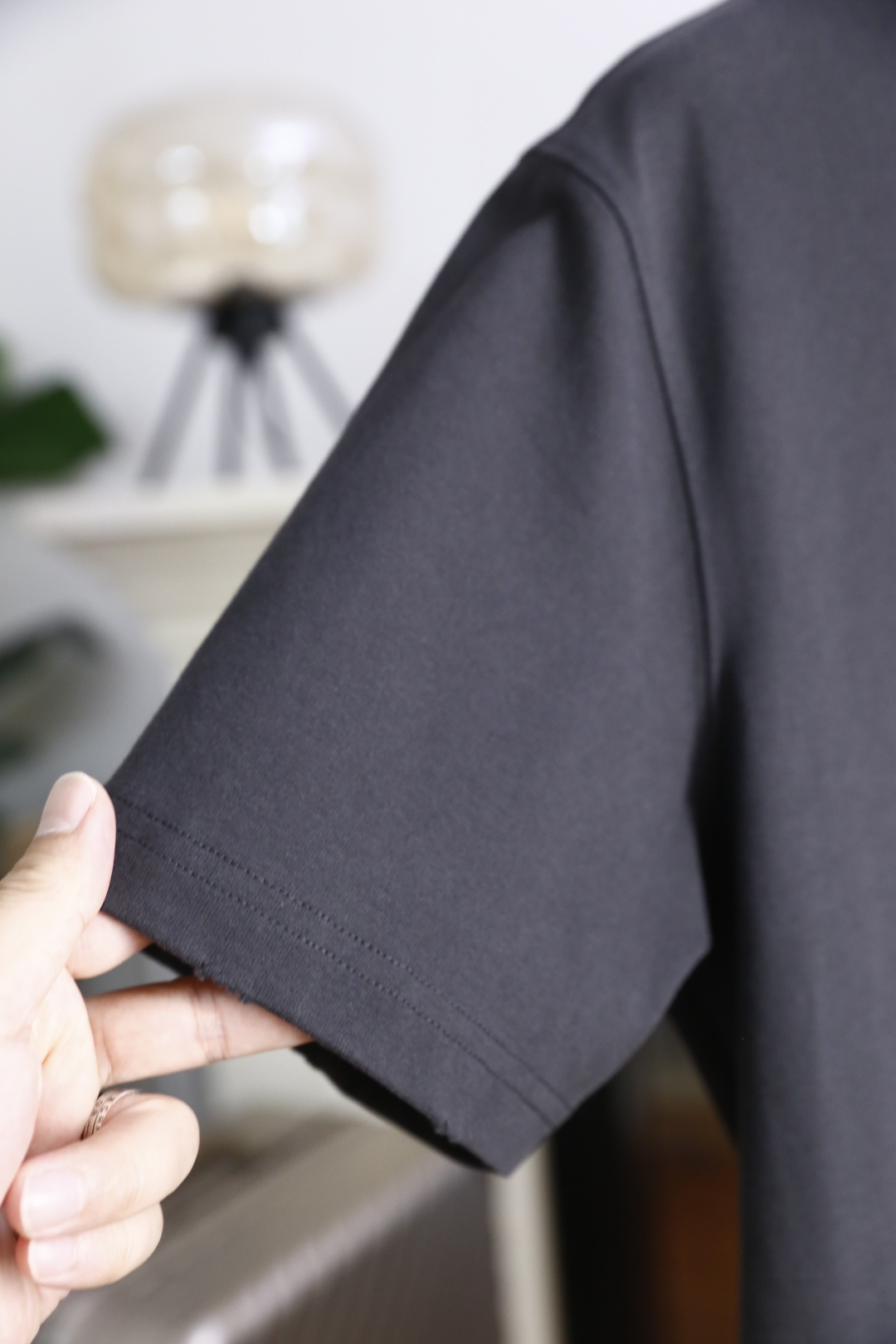 🔥马丁马吉拉.26夏季新品！时尚男士宽松百搭短袖圆领T恤，整体宽松版型简约利落，领口做工规整。胸前印有品