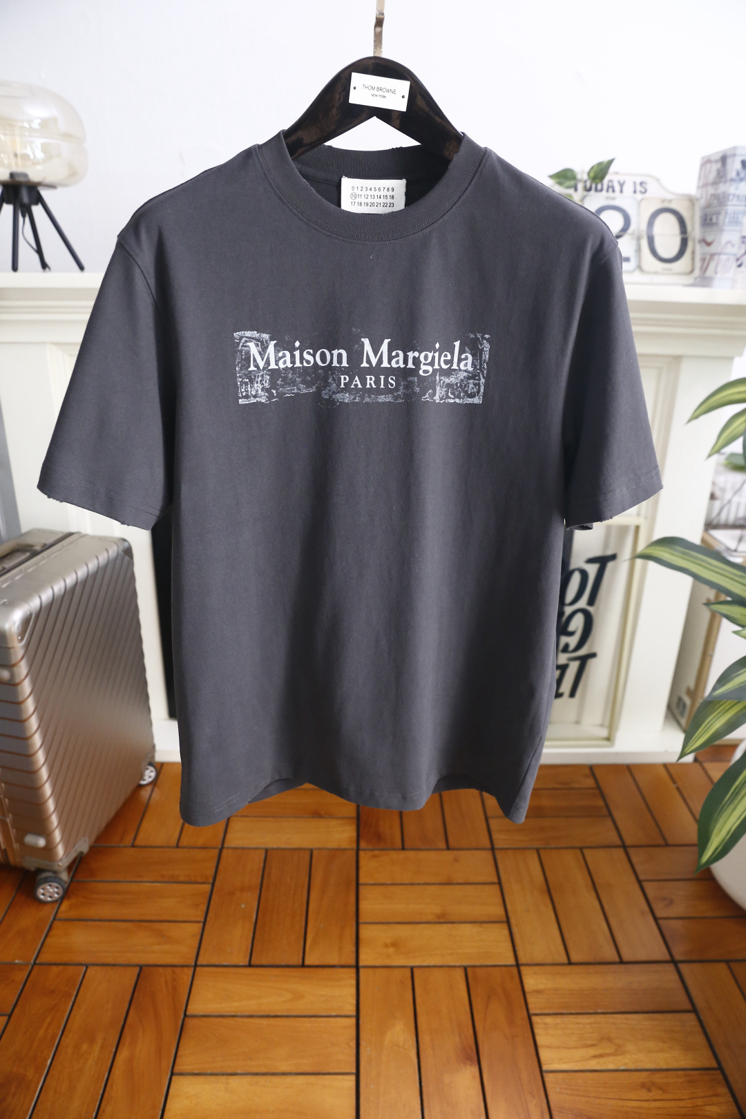 🔥马丁马吉拉.26夏季新品！时尚男士宽松百搭短袖圆领T恤，整体宽松版型简约利落，领口做工规整。胸前印有品