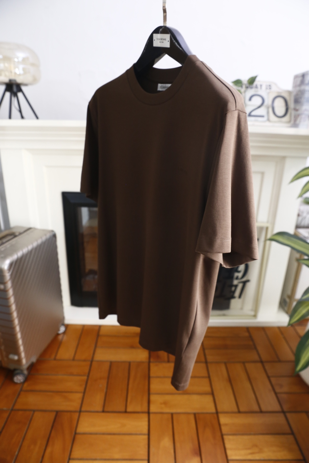 🔥迪奥.26夏季新品！时尚男士百搭短袖圆领T恤，采用经典基础款版型，线条简洁利落。胸前带有低调的品牌标识