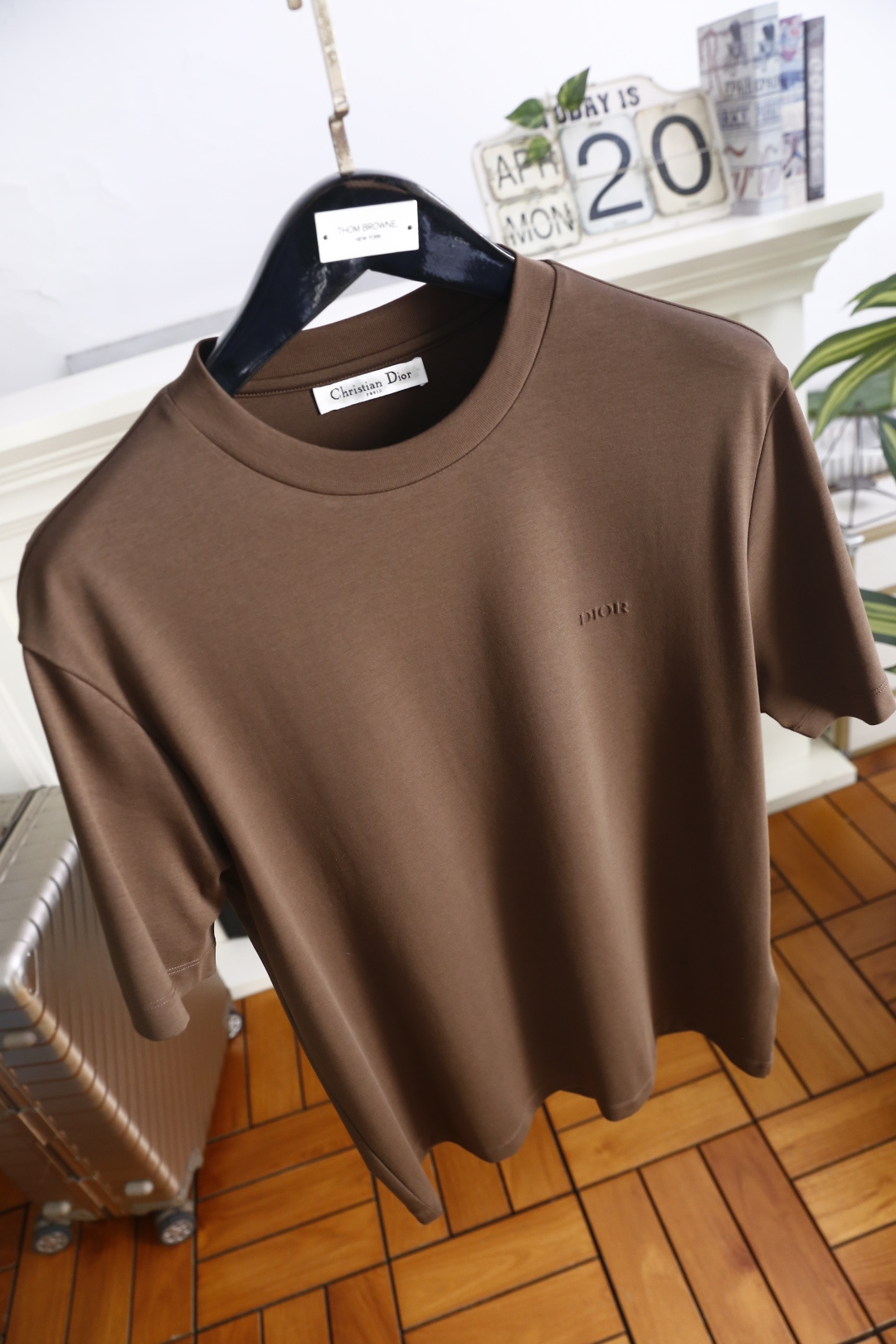 🔥迪奥.26夏季新品！时尚男士百搭短袖圆领T恤，采用经典基础款版型，线条简洁利落。胸前带有低调的品牌标识