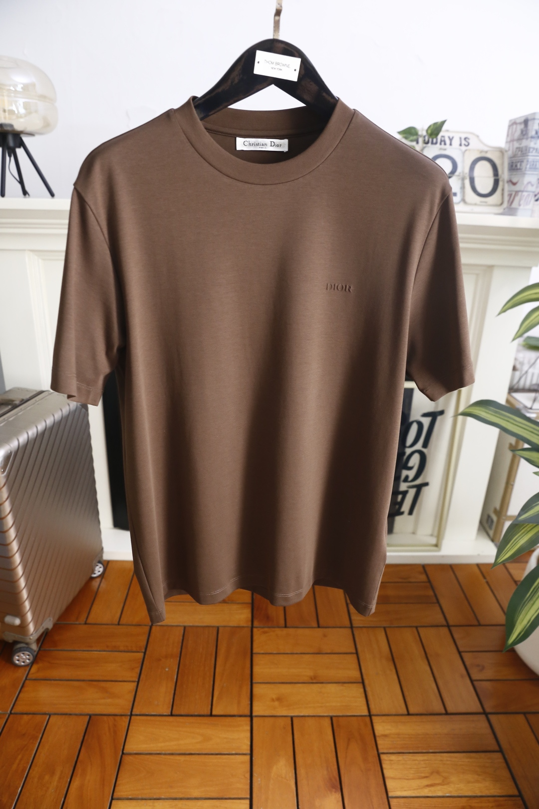 🔥迪奥.26夏季新品！时尚男士百搭短袖圆领T恤，采用经典基础款版型，线条简洁利落。胸前带有低调的品牌标识