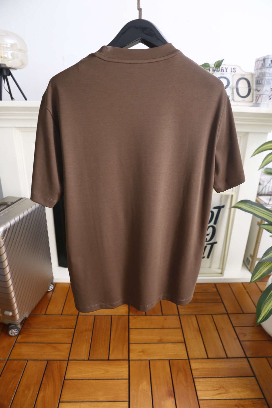 🔥迪奥.26夏季新品！时尚男士百搭短袖圆领T恤，采用经典基础款版型，线条简洁利落。胸前带有低调的品牌标识