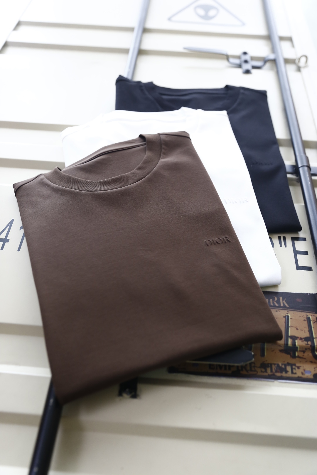 🔥迪奥.26夏季新品！时尚男士百搭短袖圆领T恤，采用经典基础款版型，线条简洁利落。胸前带有低调的品牌标识