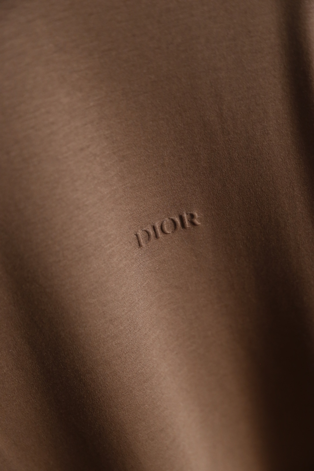 🔥迪奥.26夏季新品！时尚男士百搭短袖圆领T恤，采用经典基础款版型，线条简洁利落。胸前带有低调的品牌标识