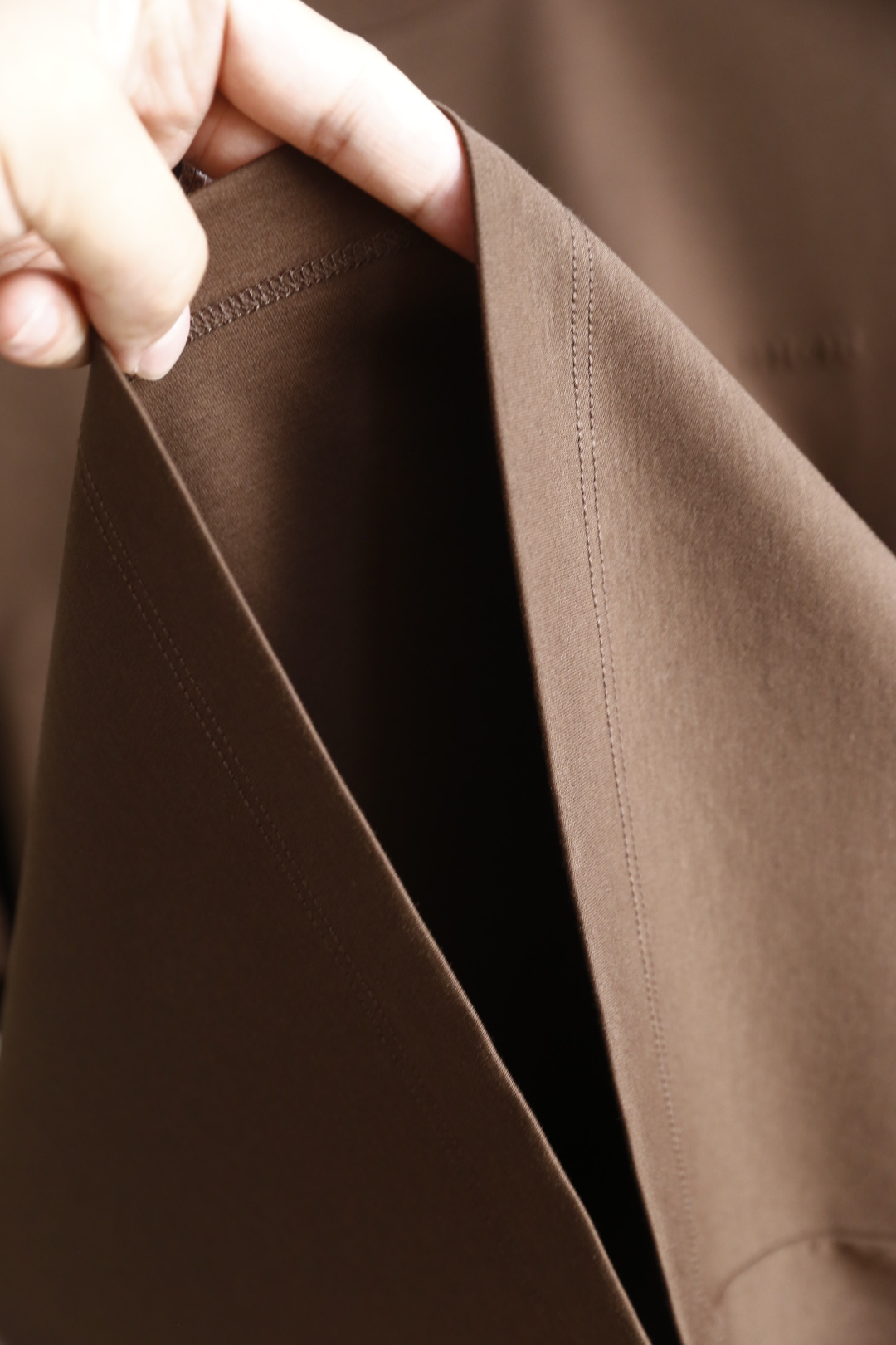 🔥迪奥.26夏季新品！时尚男士百搭短袖圆领T恤，采用经典基础款版型，线条简洁利落。胸前带有低调的品牌标识