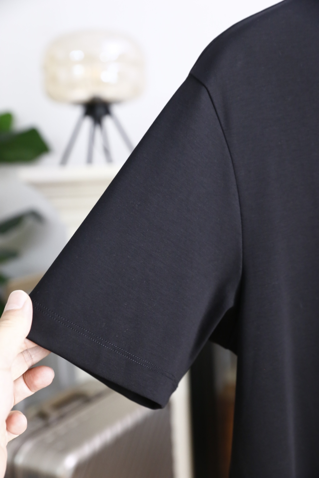 🔥迪奥.26夏季新品！时尚男士百搭短袖圆领T恤，采用经典基础款版型，线条简洁利落。胸前带有低调的品牌标识