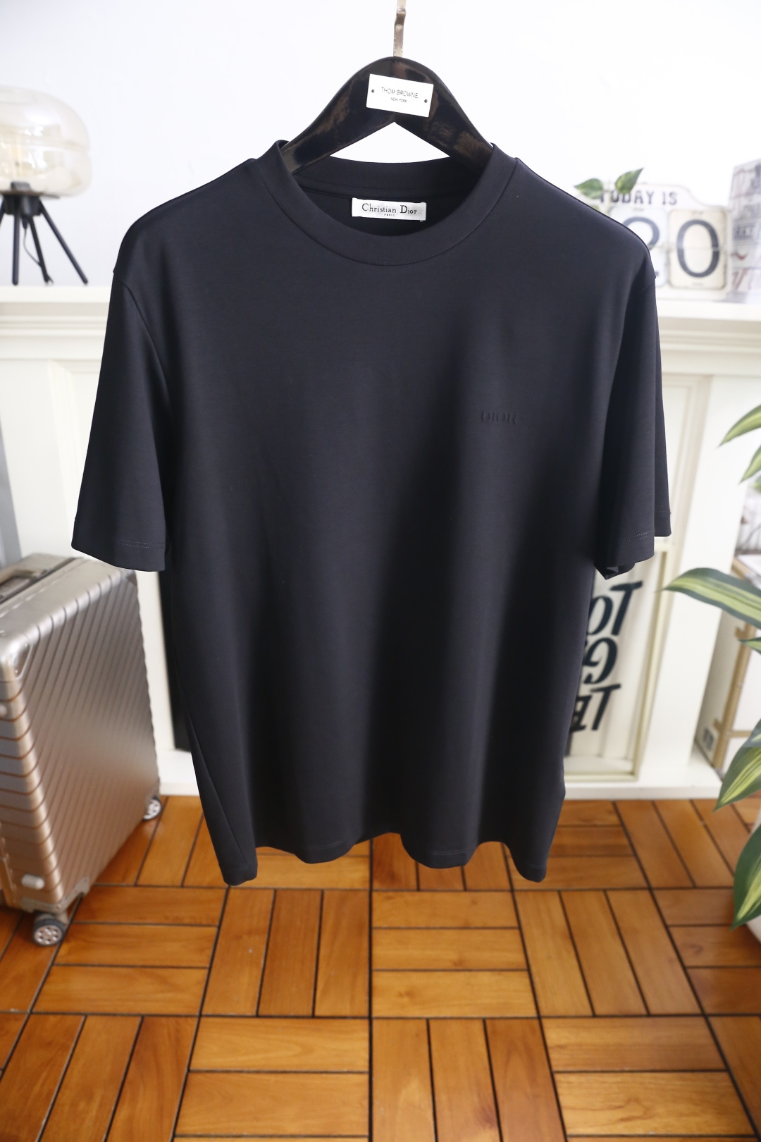 🔥迪奥.26夏季新品！时尚男士百搭短袖圆领T恤，采用经典基础款版型，线条简洁利落。胸前带有低调的品牌标识