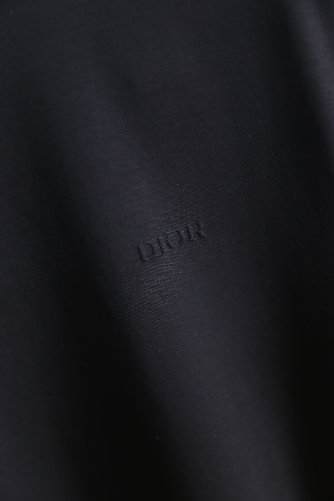 🔥迪奥.26夏季新品！时尚男士百搭短袖圆领T恤，采用经典基础款版型，线条简洁利落。胸前带有低调的品牌标识