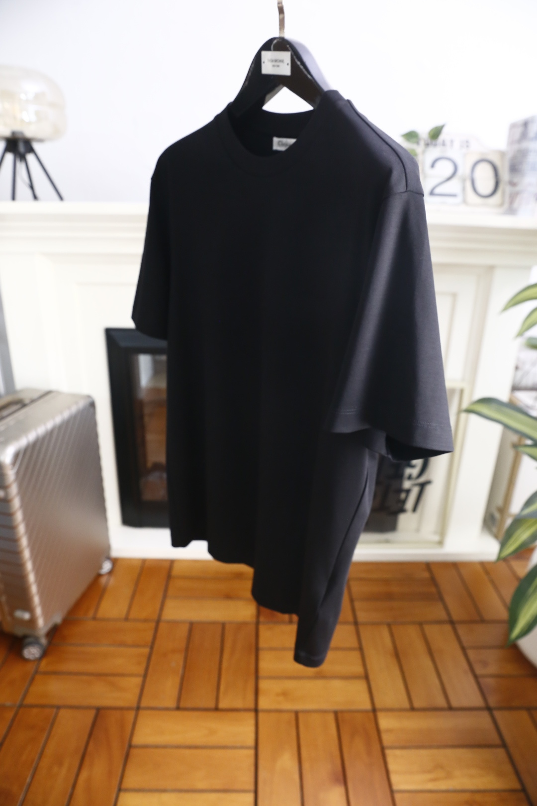 🔥迪奥.26夏季新品！时尚男士百搭短袖圆领T恤，采用经典基础款版型，线条简洁利落。胸前带有低调的品牌标识