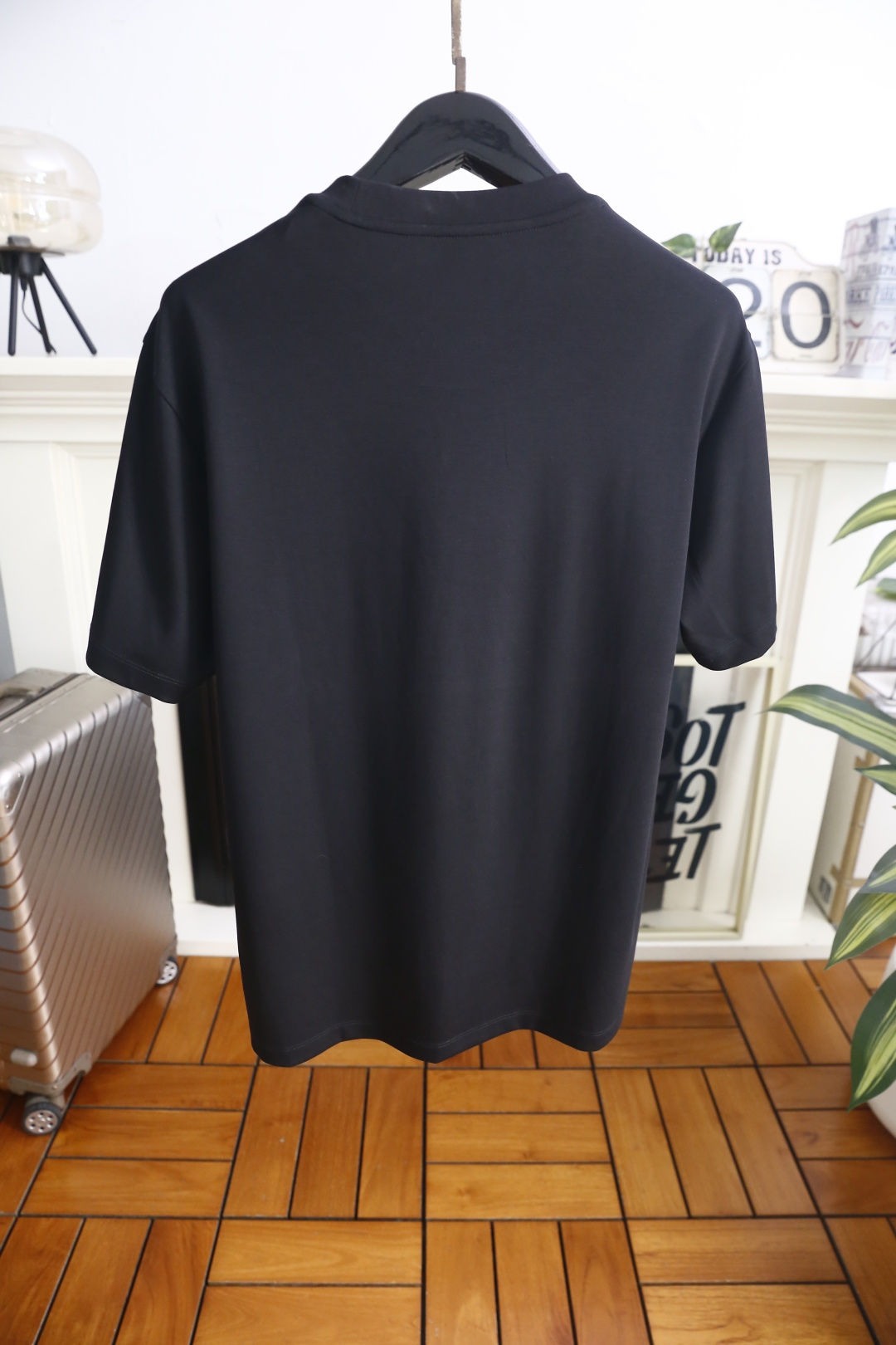 🔥迪奥.26夏季新品！时尚男士百搭短袖圆领T恤，采用经典基础款版型，线条简洁利落。胸前带有低调的品牌标识