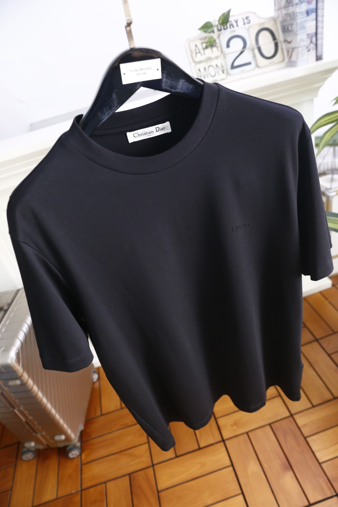 🔥迪奥.26夏季新品！时尚男士百搭短袖圆领T恤，采用经典基础款版型，线条简洁利落。胸前带有低调的品牌标识