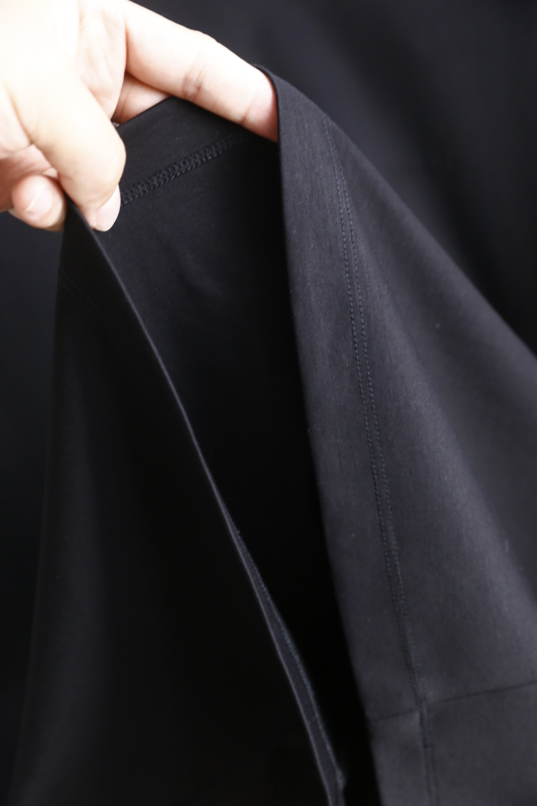 🔥迪奥.26夏季新品！时尚男士百搭短袖圆领T恤，采用经典基础款版型，线条简洁利落。胸前带有低调的品牌标识