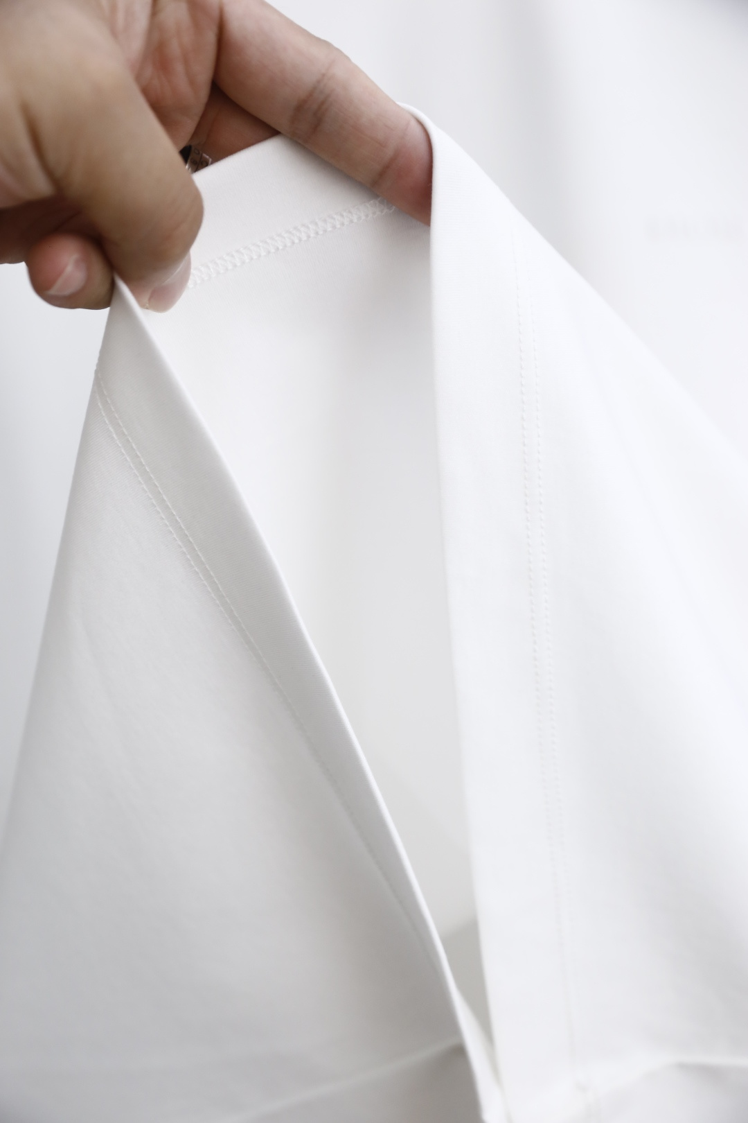 🔥迪奥.26夏季新品！时尚男士百搭短袖圆领T恤，采用经典基础款版型，线条简洁利落。胸前带有低调的品牌标识