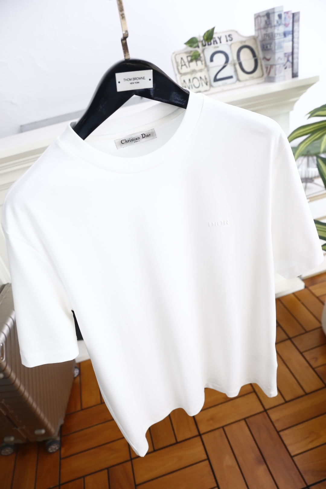 🔥迪奥.26夏季新品！时尚男士百搭短袖圆领T恤，采用经典基础款版型，线条简洁利落。胸前带有低调的品牌标识