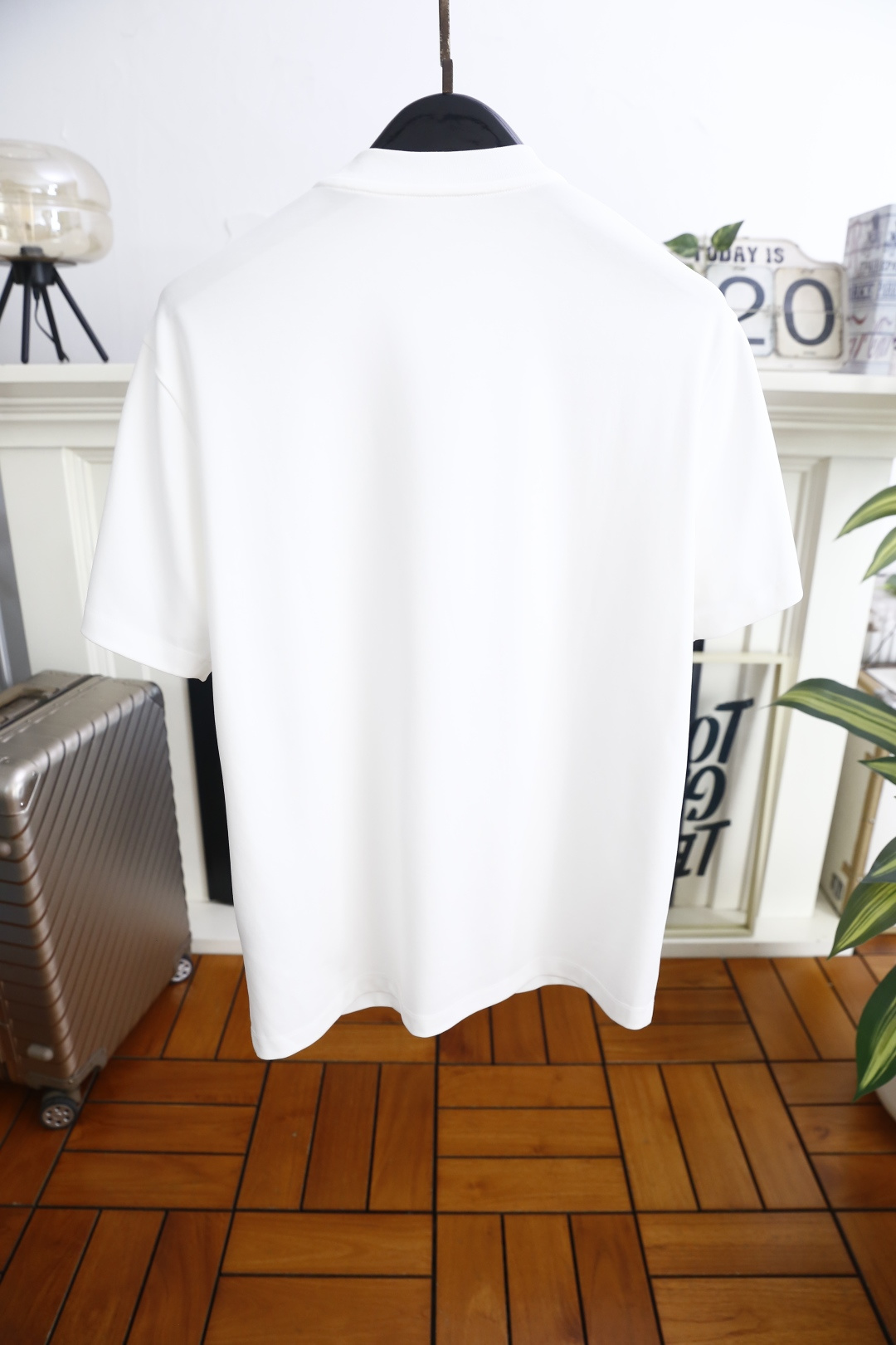 🔥迪奥.26夏季新品！时尚男士百搭短袖圆领T恤，采用经典基础款版型，线条简洁利落。胸前带有低调的品牌标识