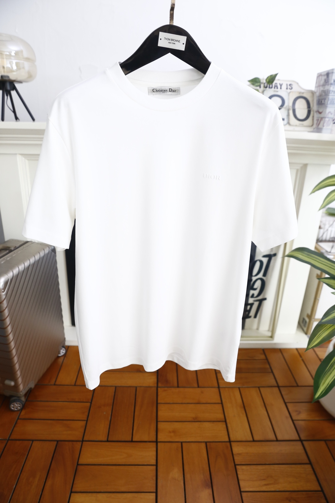 🔥迪奥.26夏季新品！时尚男士百搭短袖圆领T恤，采用经典基础款版型，线条简洁利落。胸前带有低调的品牌标识