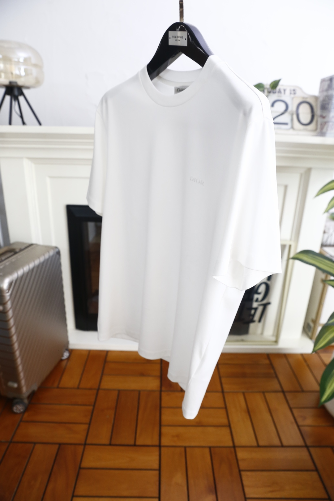 🔥迪奥.26夏季新品！时尚男士百搭短袖圆领T恤，采用经典基础款版型，线条简洁利落。胸前带有低调的品牌标识