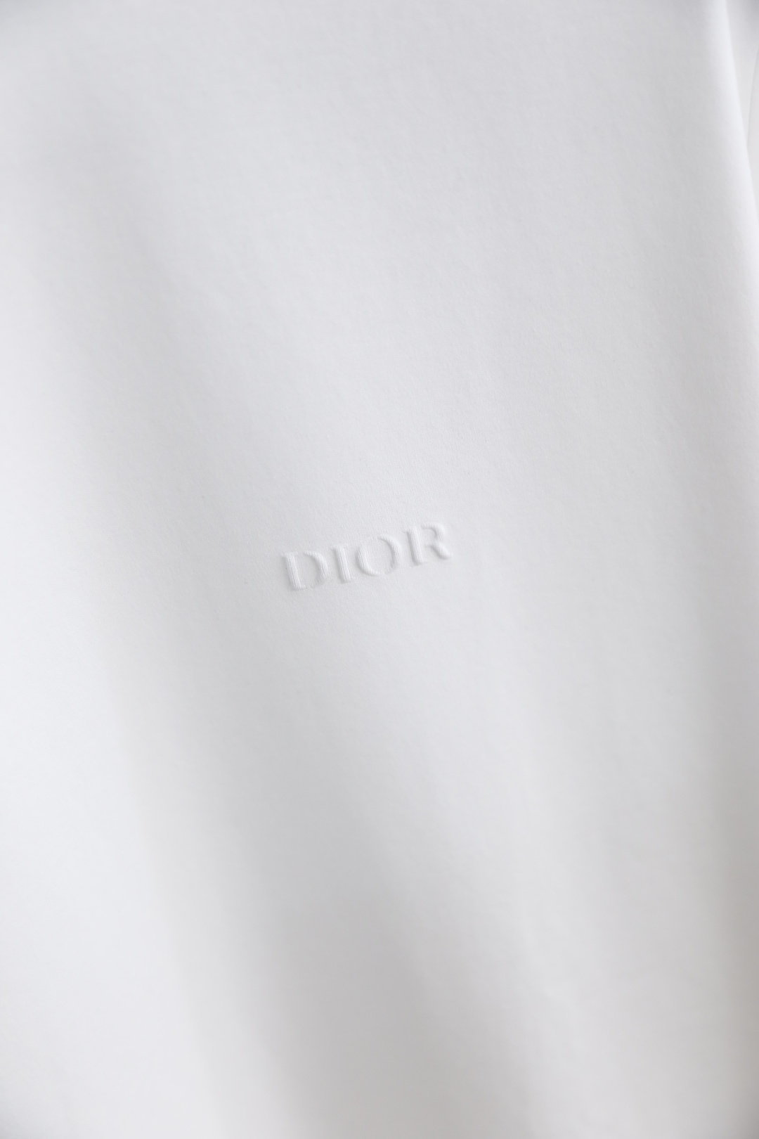 🔥迪奥.26夏季新品！时尚男士百搭短袖圆领T恤，采用经典基础款版型，线条简洁利落。胸前带有低调的品牌标识