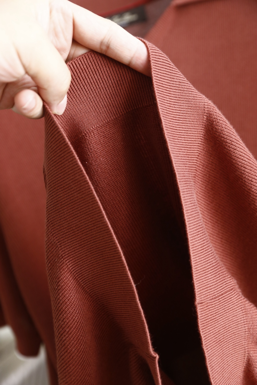 🔥Loro Piana.2026夏季新款🆕时尚男士短袖PoLo衫，采用经典翻领搭配V型开领设计，领口内侧