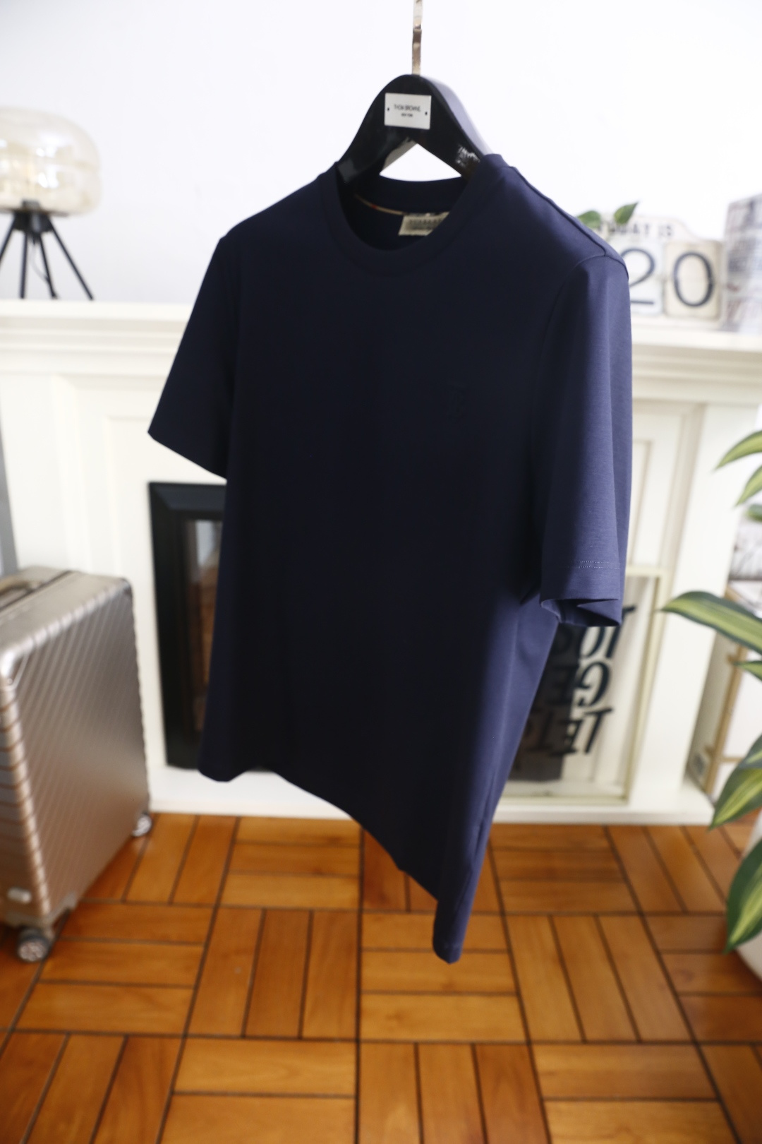 🔥巴宝莉.26夏季新品！时尚男士百搭短袖T恤采用简约的圆领设计，领口做工利落规整。衣身线条干净流畅，剪裁