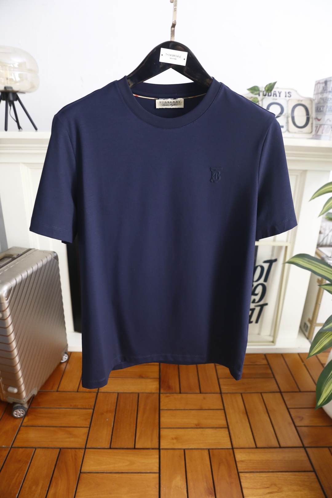 🔥巴宝莉.26夏季新品！时尚男士百搭短袖T恤采用简约的圆领设计，领口做工利落规整。衣身线条干净流畅，剪裁