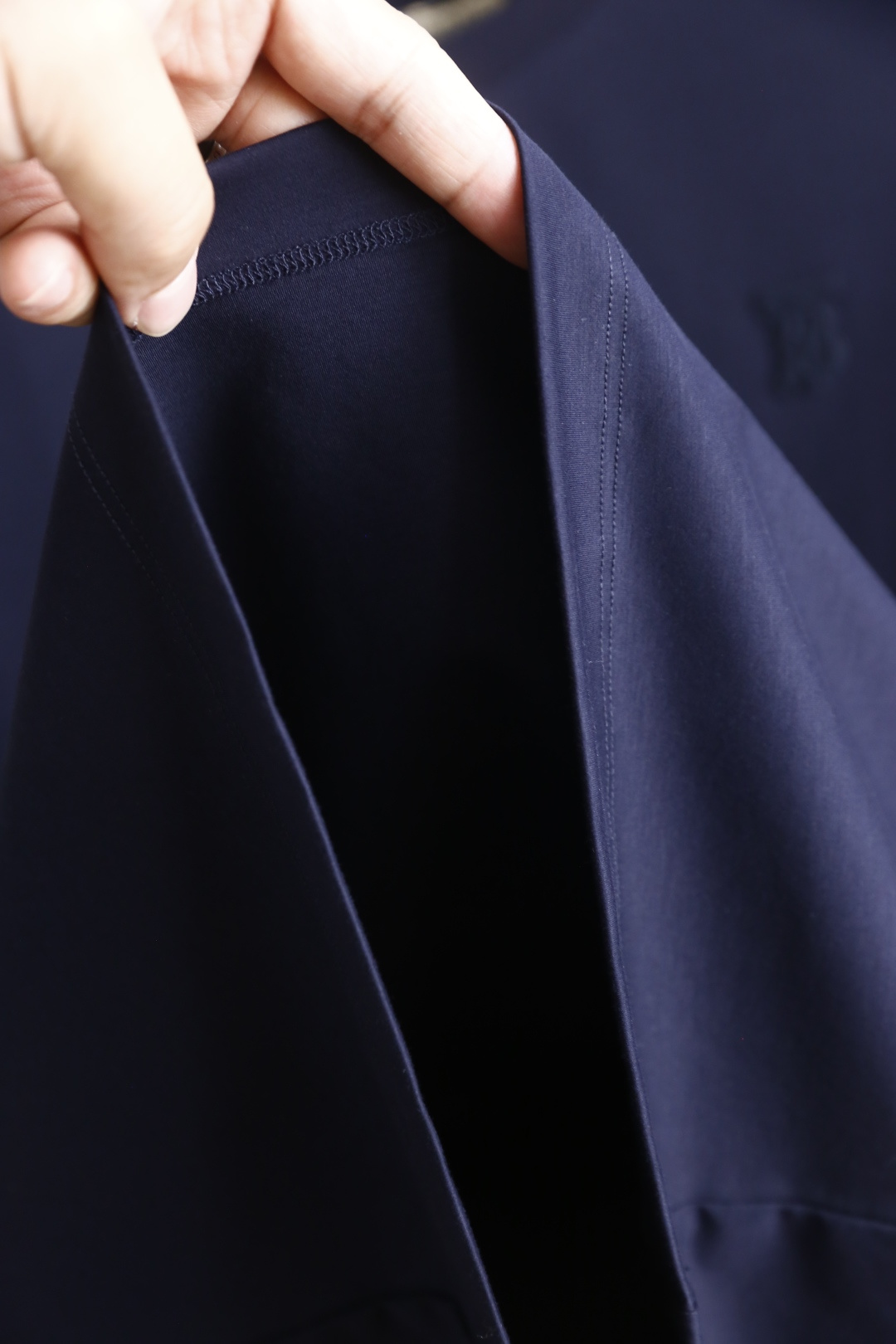 🔥巴宝莉.26夏季新品！时尚男士百搭短袖T恤采用简约的圆领设计，领口做工利落规整。衣身线条干净流畅，剪裁