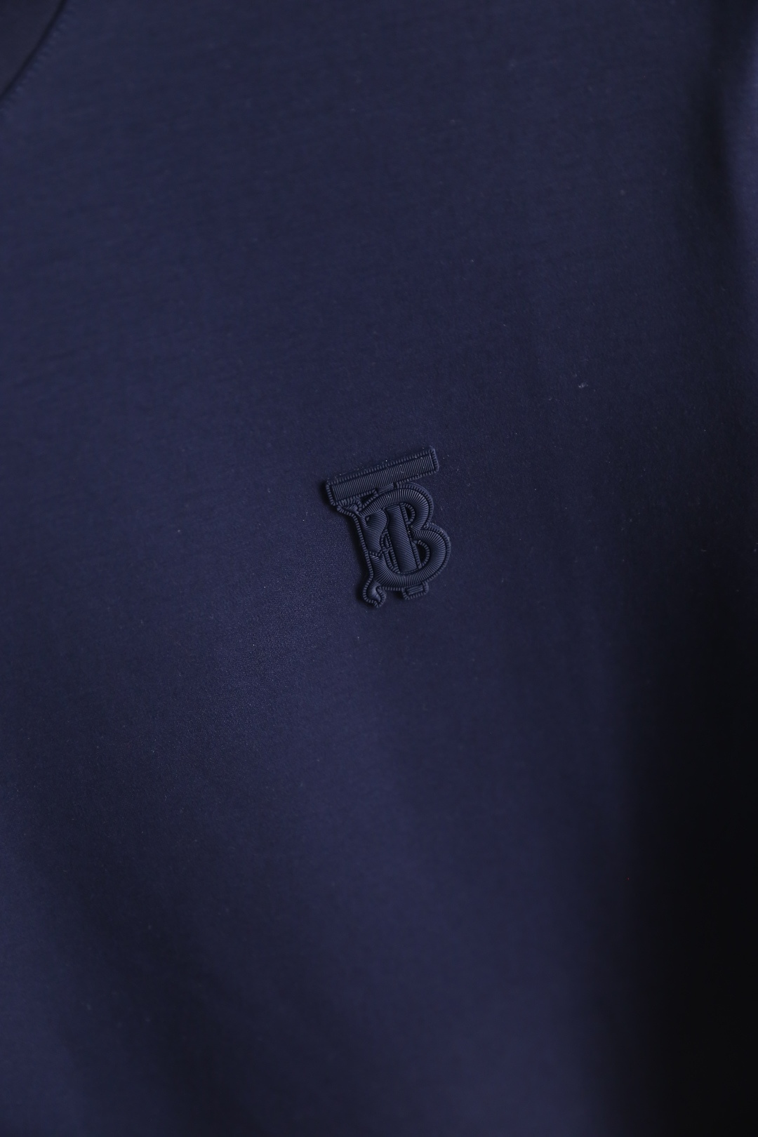 🔥巴宝莉.26夏季新品！时尚男士百搭短袖T恤采用简约的圆领设计，领口做工利落规整。衣身线条干净流畅，剪裁