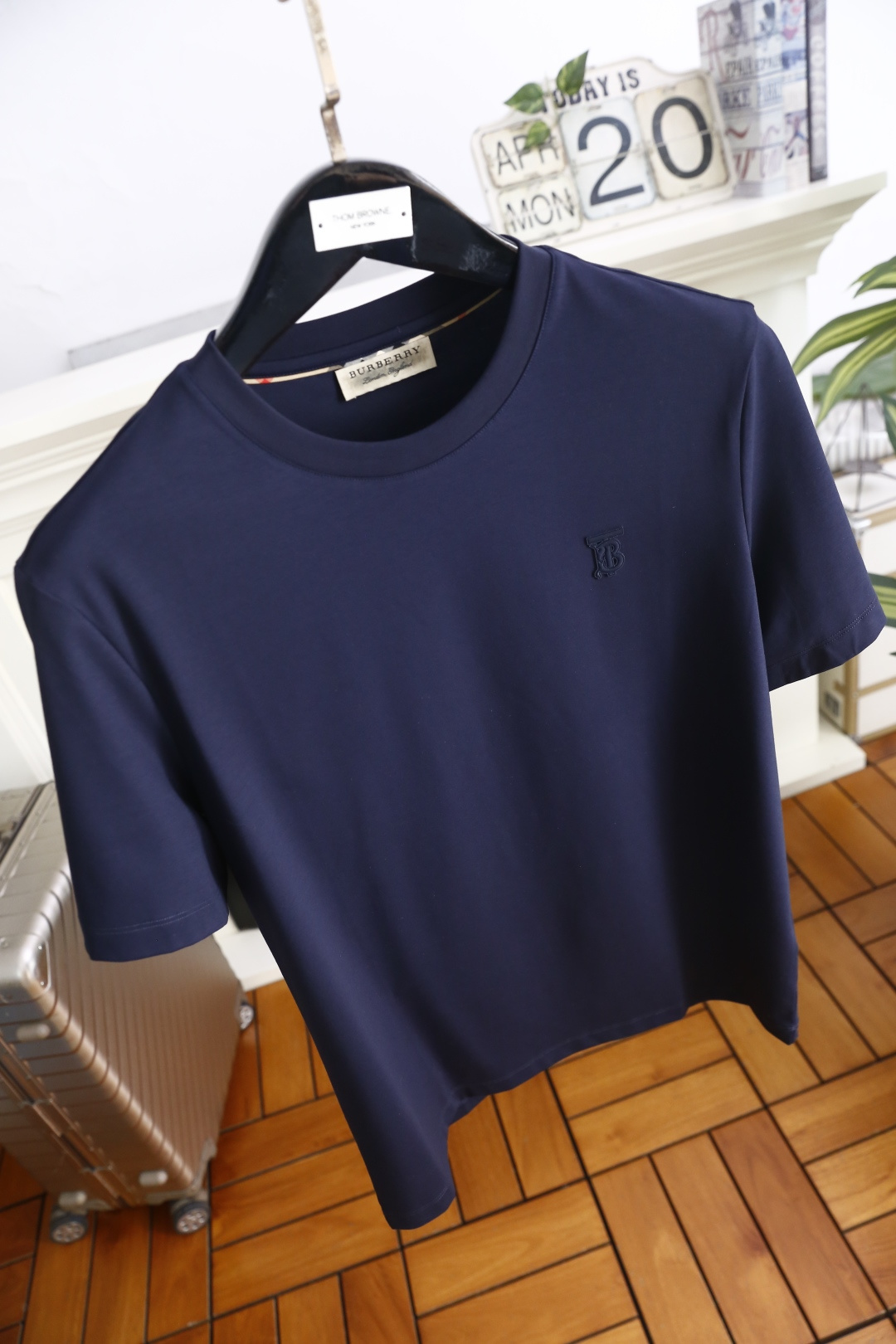 🔥巴宝莉.26夏季新品！时尚男士百搭短袖T恤采用简约的圆领设计，领口做工利落规整。衣身线条干净流畅，剪裁