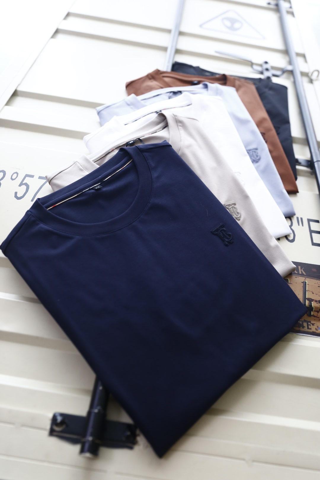 🔥巴宝莉.26夏季新品！时尚男士百搭短袖T恤采用简约的圆领设计，领口做工利落规整。衣身线条干净流畅，剪裁