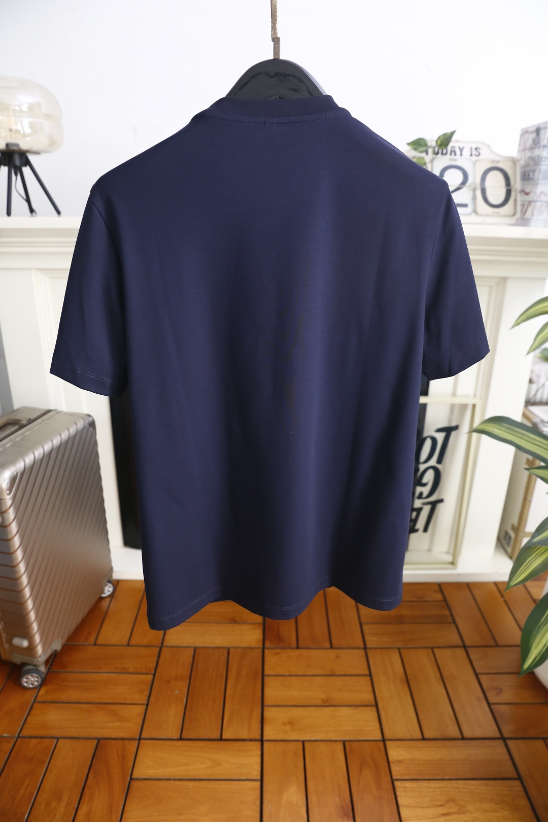 🔥巴宝莉.26夏季新品！时尚男士百搭短袖T恤采用简约的圆领设计，领口做工利落规整。衣身线条干净流畅，剪裁