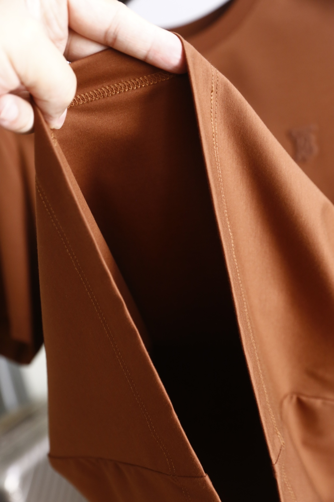 🔥巴宝莉.26夏季新品！时尚男士百搭短袖T恤采用简约的圆领设计，领口做工利落规整。衣身线条干净流畅，剪裁