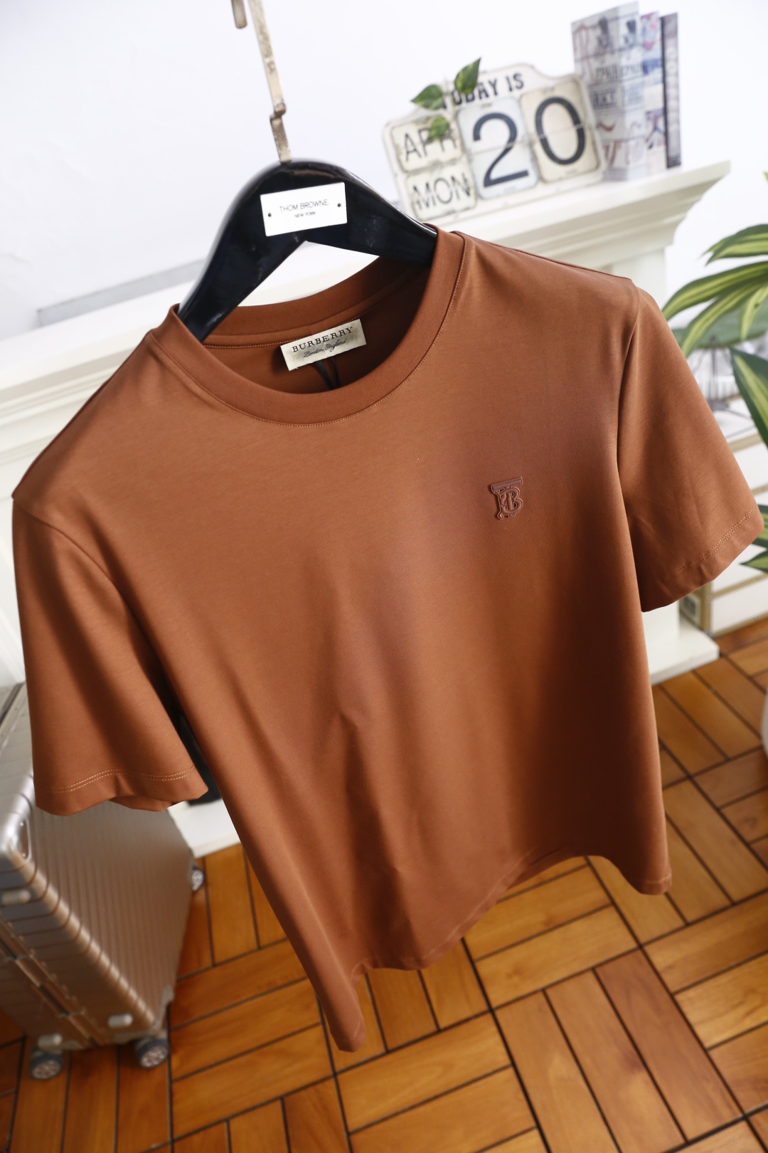 🔥巴宝莉.26夏季新品！时尚男士百搭短袖T恤采用简约的圆领设计，领口做工利落规整。衣身线条干净流畅，剪裁