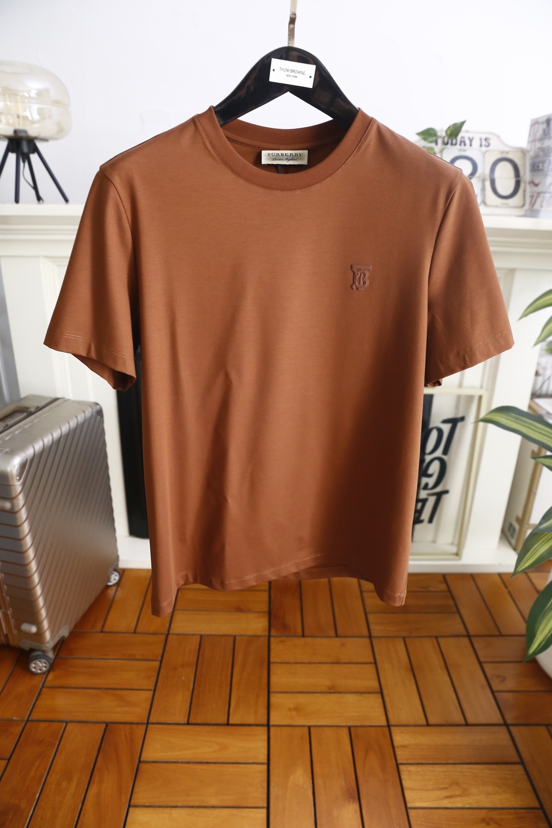 🔥巴宝莉.26夏季新品！时尚男士百搭短袖T恤采用简约的圆领设计，领口做工利落规整。衣身线条干净流畅，剪裁