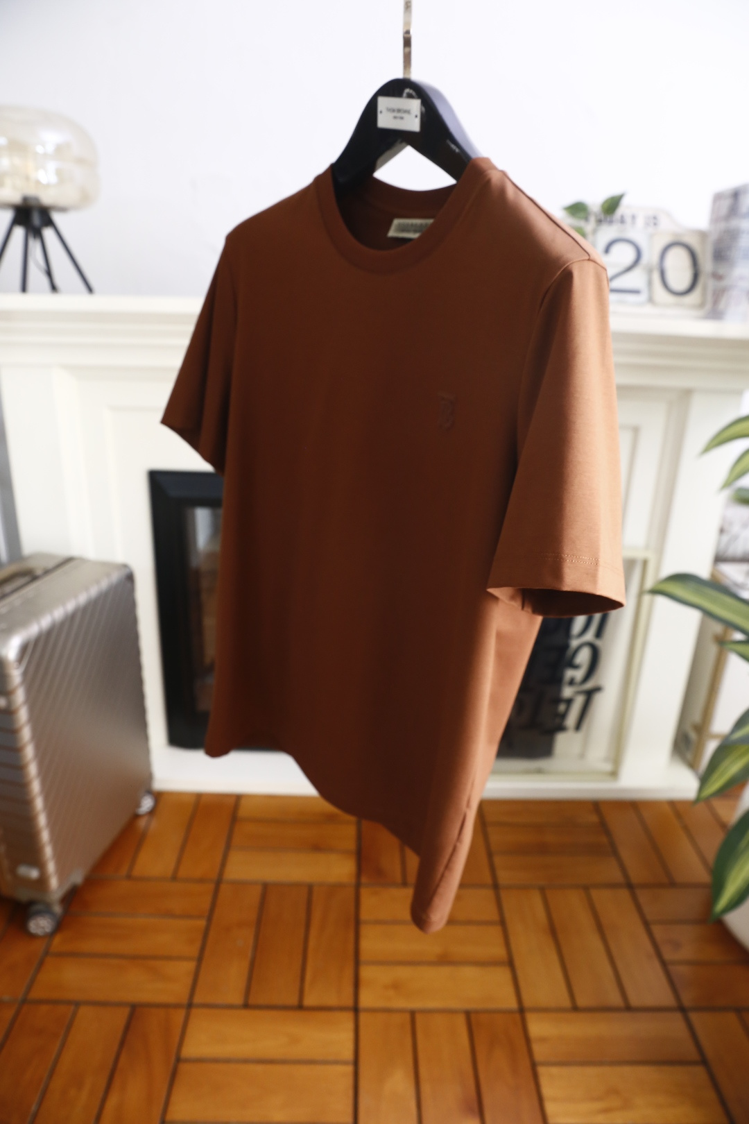 🔥巴宝莉.26夏季新品！时尚男士百搭短袖T恤采用简约的圆领设计，领口做工利落规整。衣身线条干净流畅，剪裁